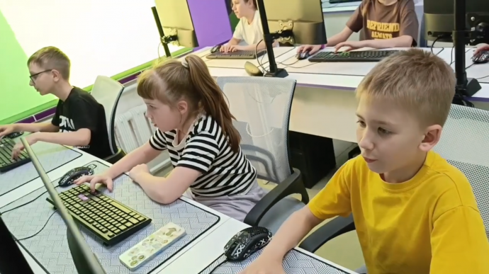 Ученики "Арскодер" делают проект на Kodu Game Lab